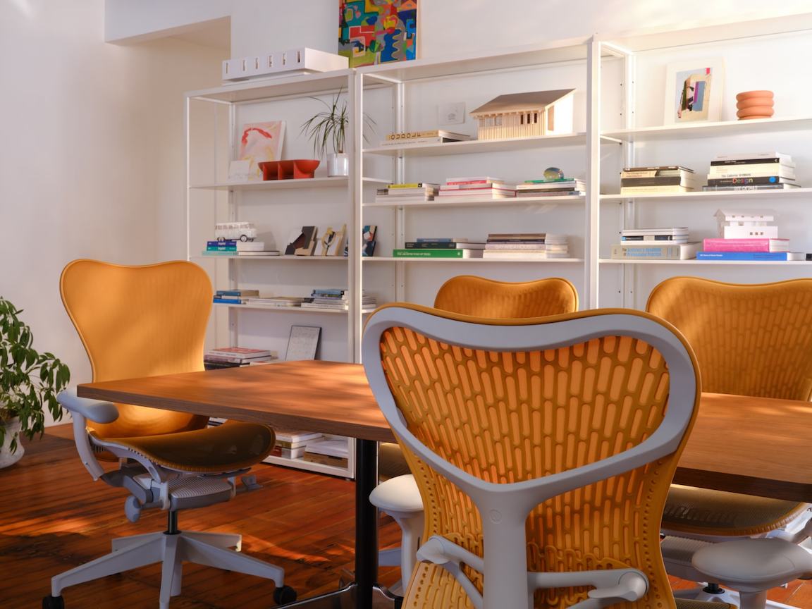 Herman Miller Mirra 2 stoelen sfeer