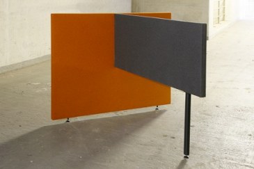 Brakels akoestische scheidingswand T-opstelling 1600 mm op goalpost  T-opstelling zwevend 1600x800 hoogte 1300 - 700 0